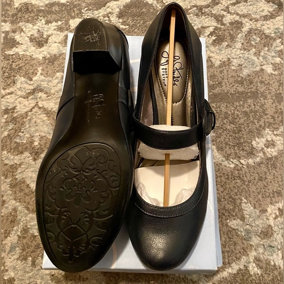 Adorable & Super comfy Navy Blue Life Stride 2” Pumps! - Picture 2 of 4